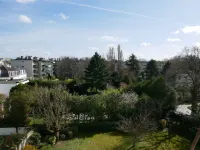 5 pers. 3 rooms 70 m2 in luxury building, 1 mn from RER and Vincennes woods