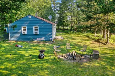 Sherwood Lighthouse Cabin - Near Boat Launch & State Park Hotels near Sully's Produce LLC