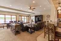 Luxury Lakefront Home on Lake James - 4 tähden