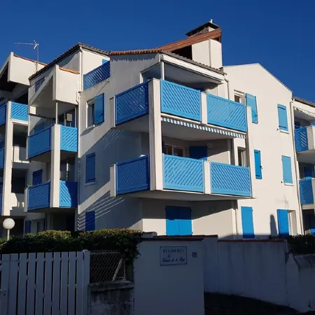 T2 apartment with garden, ROYAN, near seafront Отели в г. Руайан