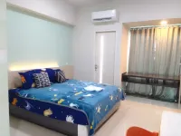 The Square Surabaya - Apartemen Service - King Bed Suite for 2 - Netflix & WiFi - Near Kampus Petra Hotels in Wonocolo
