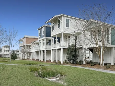 Downtown Coastal Escape // Walk to Beach & Shops