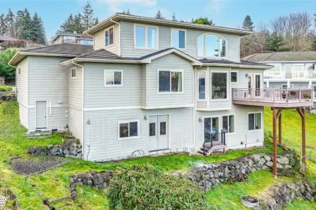 Awesome 5 bedroom, 4 bathroom, waterfront home with beautiful views and sauna. Отели рядом с достопримечательностью «Заказник Иллаи»