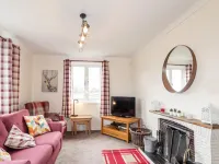 Lovely cosy cottage with stunning loch and mountain views in scenic countryside