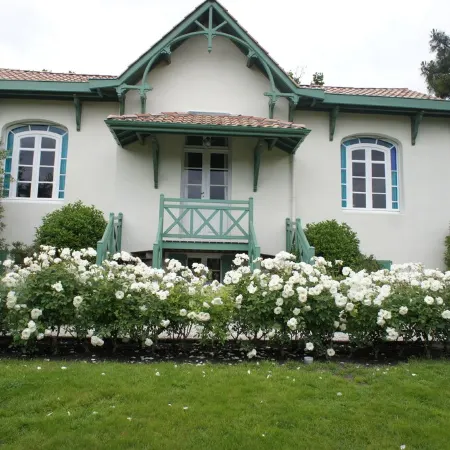 In garden charm and comfort for the independent annex building of the Villa