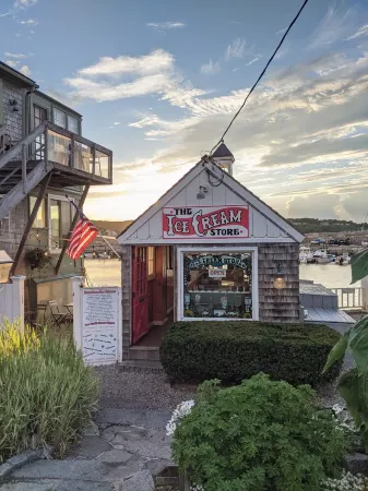 The Nest at Pigeon Cove: Modern farmhouse with all the comforts of home! Отели рядом с достопримечательностью «Motif #1»