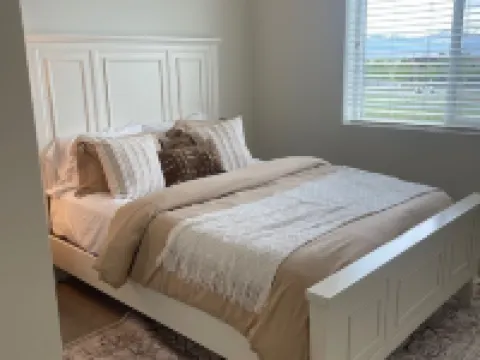 1 Bd/1 Ba w/ Pool, Gym, Hot Tub, Pickleball, Arcade, Pool Table, Shuffle Board Hotels in Draper