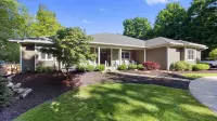 NEW Luxury Home-Heated Pool, Hot Tub, Pool House, Movie Theater & 3 Game Rooms!