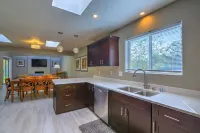 Modern Upscale with Hot Tub / Patio Mister and Pets Welcome - บังกะโล