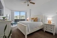 Coveted Gulf-Front Condo on Pool Deck, Directly on Beach, No Highway to Cross! โรงแรมใน