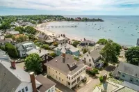Large Oceanside Apartment. Walk to the beach and many restaurants. Pet Friendly