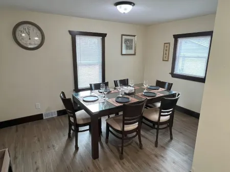 --Stunning Remodel-- HOT TUB 4 -BR home, Sleeps 10. Cozy Charm Modern Comfort