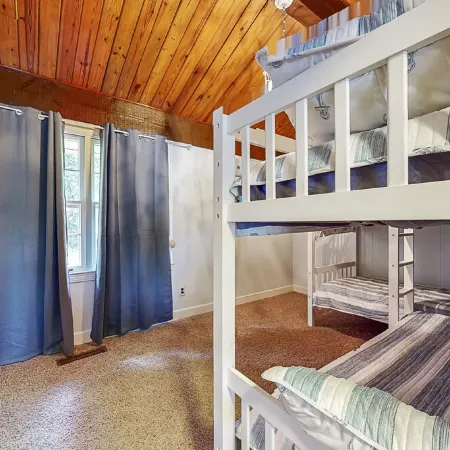 Unique find on Logan Martin! Cozy, spacious and family friendly. Отели в г. Сент-Клэр