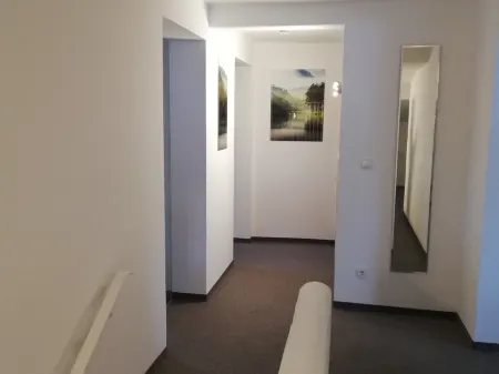 Ferienwohnung Uebler - Large vacation apartment near the lake Отели в г. Кройт