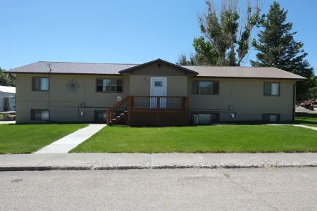 Freshly Remodeled 2 Bedroom, Full Kitchen, living Room Suite, in Cascade unit #4