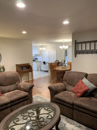 The Glad House 4bedrms 2 bath! Отели рядом с достопримечательностью «Чероки Нешнел Призон Музеум»