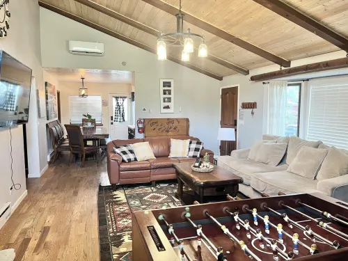 Cozy Family Friendly Lodge, 2 Games Rooms, Hot Tub, EV Charger