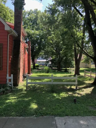 Downtown 2 Bedroom Cottage, Sleeps 6, Walk to Honeywell, Downtown Restaurants