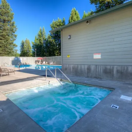 10-Minutes to Ski Resort, 2.5-Bedroom, Mountain Views, Hot Tub/Sauna