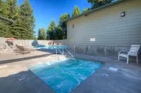 MOUNTAIN VIEWS, HOT TUB, POOL, SAUNA! Cozy fireplace, minutes from the slopes!