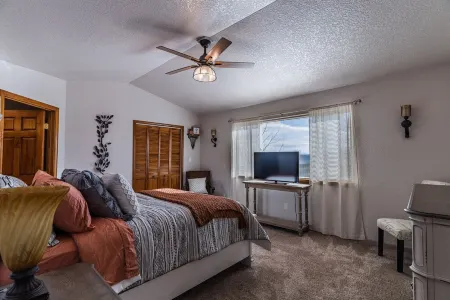 Beautiful Warm and Spacious Home, 3bed/2 full bath