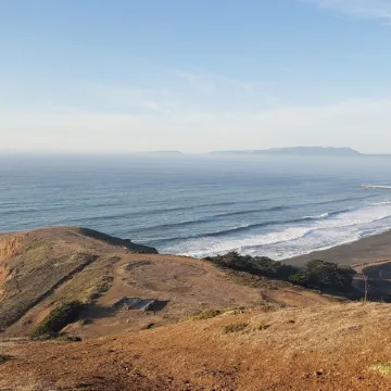 Cozy, modern 1-bedroom guest suite with backyard ocean view!
