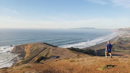 Cozy, modern 1-bedroom guest suite with backyard ocean view!