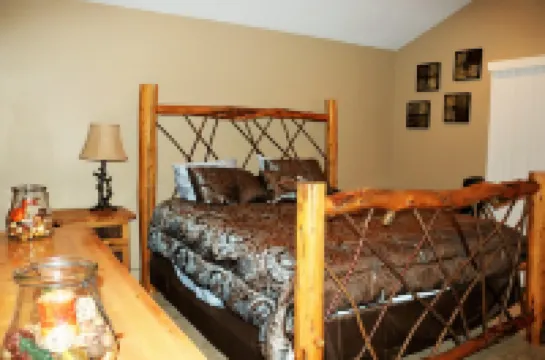 Luxury 3 Story Log Home in Duck Creek close To Zion, Bryce & Brian Head.