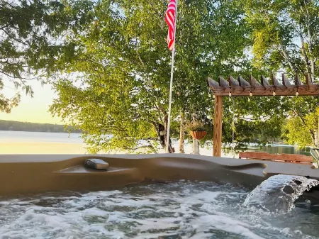 Edgewater at Long Lake - Lakeside Jacuzzi, Fireplace, Fenced in Yard for Pets