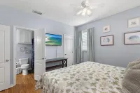 2Bed2Bath, Sleeps 6. Pet Friendly. Pool. Hot Tub. Walking Distance to the Beach.
