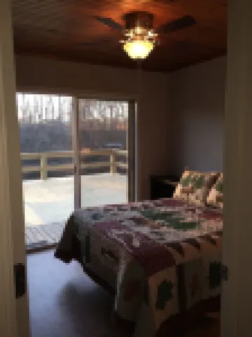 Riverfront Cabin on Exclusive Jon's Pocket!