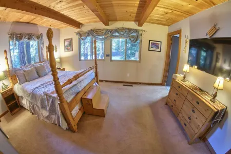 Quiet & Large house - Hot Tub, Pool table, Fast WiFi, EV charger -  close to all Отели в г. Тахо Виста