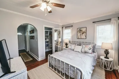 Pineapple Upper Deck Guesthouse Near Beaches/Shopping/Dining, Ballparks&Downtwn!