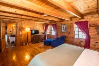Large Cozy Log Cabin Overlooking Black Mountain - Storyland Minutes Away Hotels in Jackson