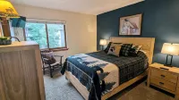 Remodeled Condo w/ FREE WiFi, Parking, Heated Pool, Hot Tubs, Skier Shuttles