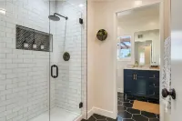 BOHEMIAN AND MODERN SERENE HOME WITH POOL 캘리포니아 대학교 리버사이드 주변 호텔