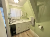 Close to Nature, Beaches, Hiking, Golf, Ski & Downtown