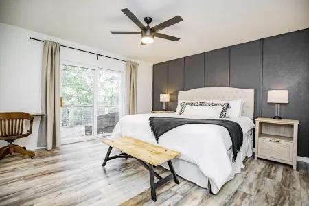 Modern home near Back 40 and Blowing Springs trails