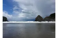 Peacefull hilltop cottage with huge ocean views!