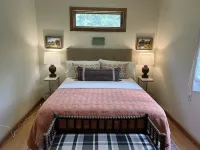 Cabin on French Quarter Creek with boat ramp and beautiful view