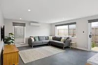 North Edge Townhouse ~ Free Parking, City, Modern