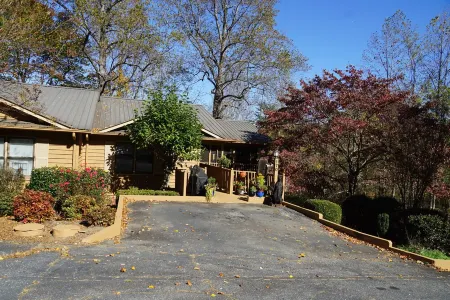 Treehouse Serenity, Access to RB Resort Amenities, Dog Friendly.