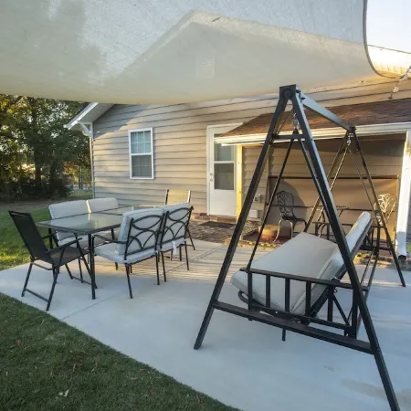 Spacious 3Br/2BA Home-Fast WiFi, Smart TVs,Free Netflix,Furnished Patio- Pets OK