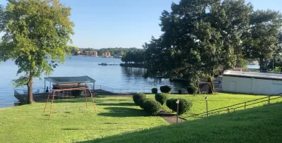 Cozy lakefront cottage (only minutes away from Oaklawn Park & Casino)