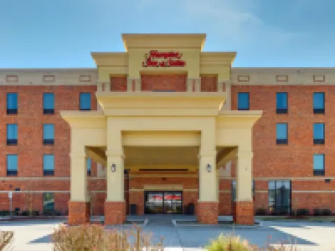 แฮมป์ตัน อินน์แอนด์สวีทส์ สวอนโบโร ใกล้แคมป์เลเจิร์น โรงแรมในOnslow County