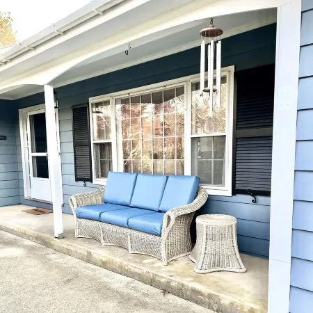 Sunny Vineyard Getaway Close to Everything Steps from Sound Clean and Comfy