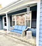 Sunny Vineyard Getaway Close to Everything Steps from Sound Clean and Comfy