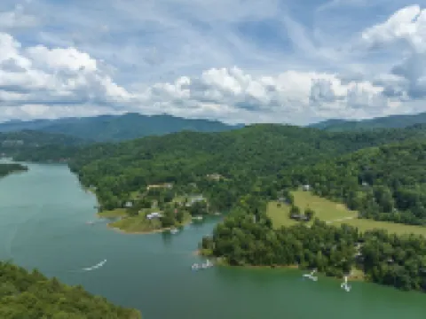 Great lake views, super fast WiFi, Lake/Dock access 約翰遜縣酒店