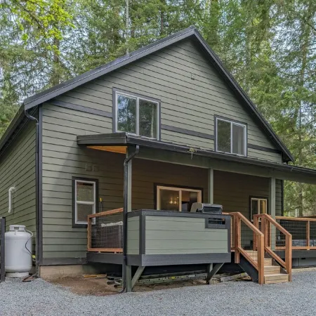 Luxe Chalet @ Rainier Entrance w/ Hot-Tub-WiFi-AC