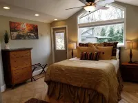 Romantic , 5 miles to downtown Asheville, Private, Hot Tub, Fireplace, Fenced